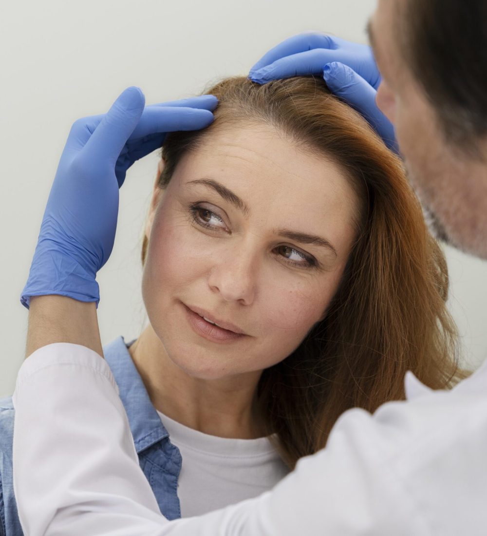 mulher-recebendo-tratamento-para-queda-de-cabelo-em-uma-clinica
